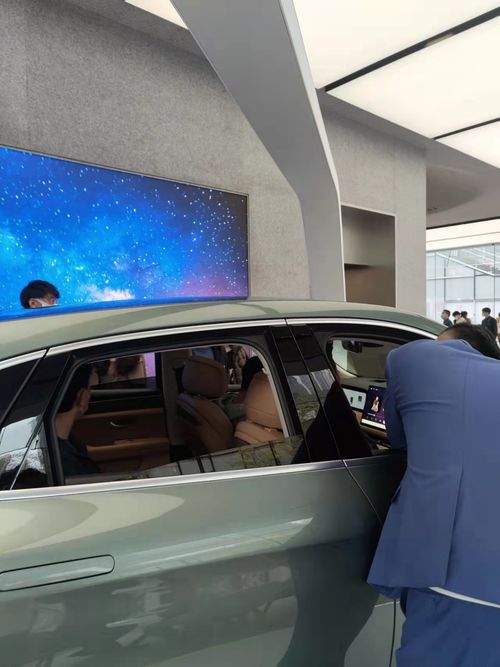 元旦實(shí)探華為賣車 首款鴻蒙汽車96小時(shí)預(yù)定6500多臺,能否攪動(dòng)車市